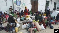 Familia kutoka maeneo yaliyokumbwa na njaa zikisubiri mpango wa kuelekea kwenye kambi ya wakimbizi kutafuta chakula na malazi huko Mogadishu, Somalia, August 3,2011