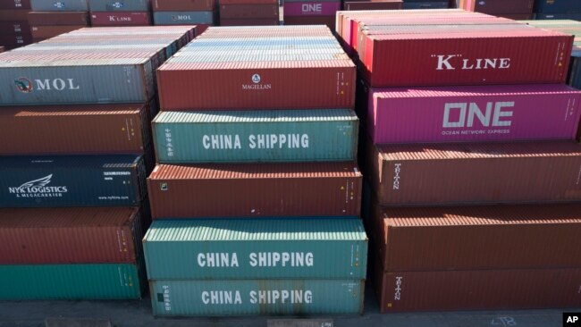2019年5月10日在维吉尼亚州朴次茅斯国际码头堆放的中国海运集装箱。