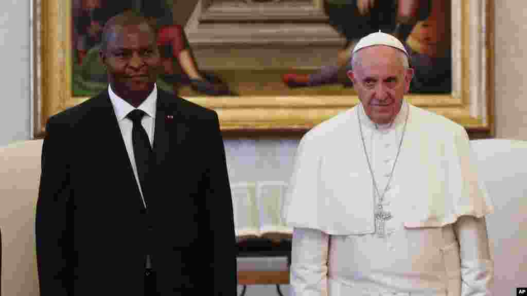 Le pape François reçoit le nouveau président de Centrafrique Faustin-Archange Touadéra pour une audience privée au Vatican, 18 avril 2016.