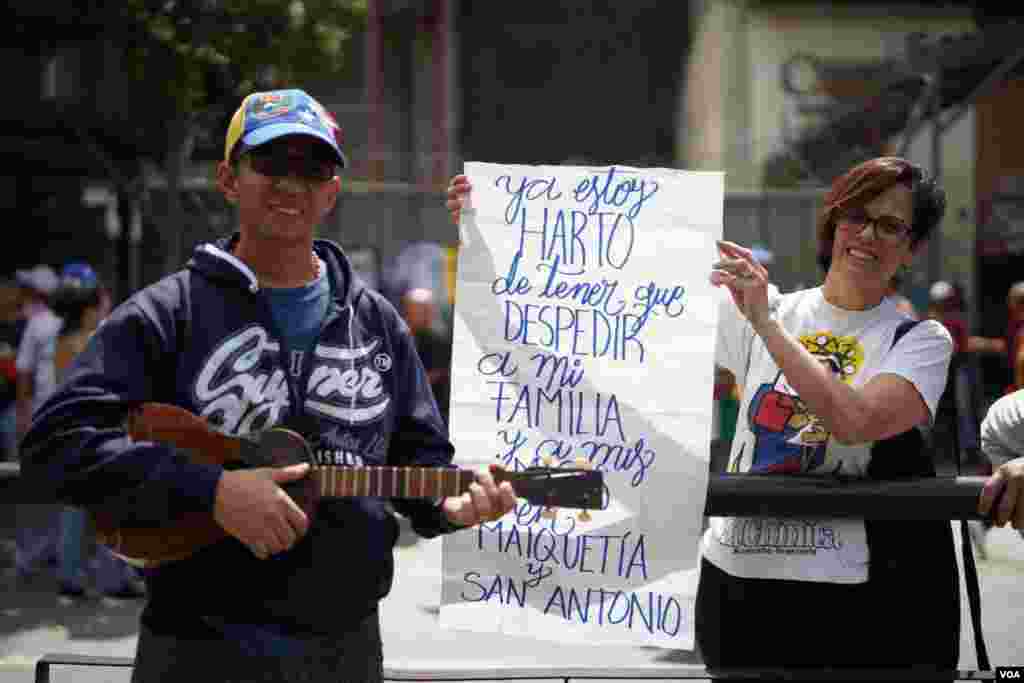 Artistas llegaron hasta los sitios de protesta en Caracas, Venezuela, para pedir la libertad de su país, este sábado. Fotos: Fabiana Rondón / VOA.