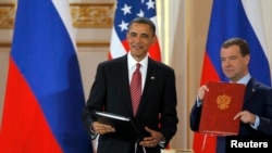 Presiden Amerika Serikat Barack Obama dan Presiden Rusia Dmitry Medvedev memperlihatkan salinan Perjanjian Pengurangan Senjata Strategis (START) yang baru, di Istana Praha, 8 April 2010. Tanggal 5 Februari 2018 menandai tenggat bagi Rusia dan Amerika untuk mematuhi START.