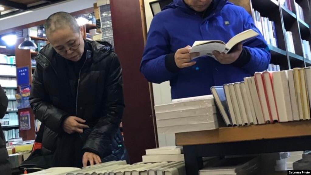 推特上出现刘霞在万圣书园浏览书籍的照片