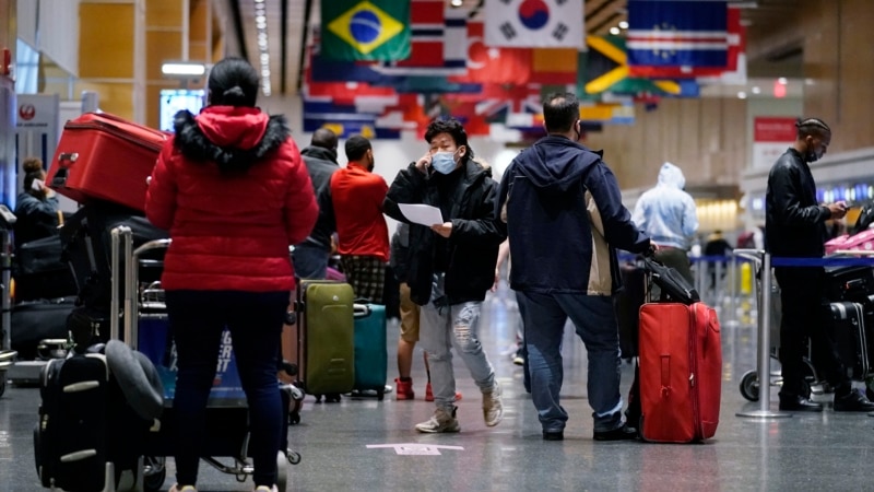 Ribuan Penerbangan Dibatalkan, sementara Omicron Kacaukan Akhir Pekan Natal