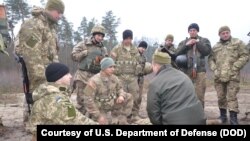 지난해 12월 우크라이나 서부 국제평화유지안보센터에서 우크라이나 정부 군 병사들이 미군으로부터 전투 기술을 배우고 있다. (자료사진)