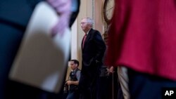  Mitch McConnell, líder de la mayoría del senado camina hacia un almuerzo de trabajo en el Capitolio en Washington. Enero 23, 2018.
