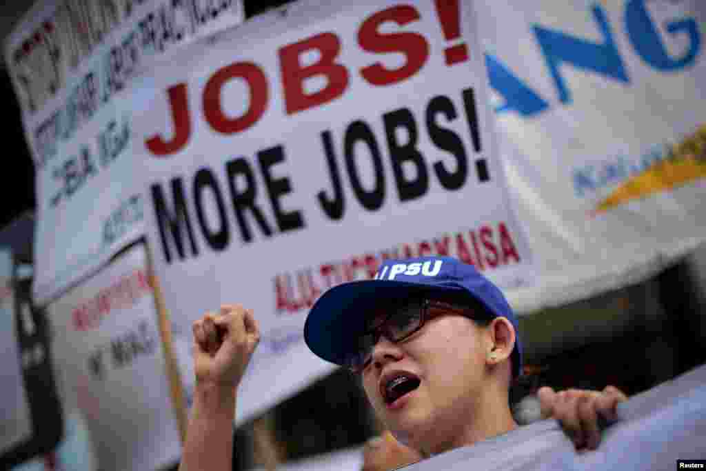 Seorang demonstran menyerukan slogan-slogan di tengah pawai ribuan pekerja ke Istana Presiden dalam perayaan Hari Buruh di Manila, Filipina (1/5). ​(Reuters/Ezra Acayan)