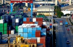 Tumpukan kontainer di Pelabuhan Tanjung Priok di tengah pandemi virus corona (Covid-19) di Jakarta, 3 Agustus 2020. (Foto: Reuters)