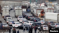 Camiones surcoreanos hacen fila para entrar al complejo industrial de Kaesong, en Corea del Norte.