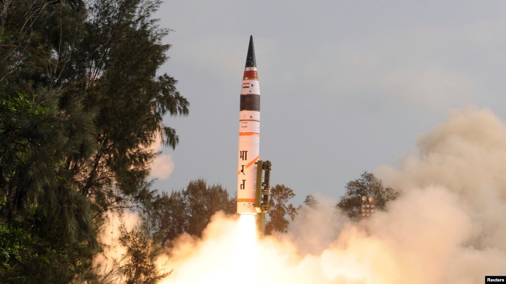 资料照片：印度在东部地区试射一枚“烈火”型远程地对地导弹(2012年4月19日）(photo:VOA)