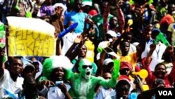 Pendukung Nigeria dikenal sebagai salah satu pecinta sepakbola paling fanatik di Afrika. Sayangnya mereka tidak bisa melihat timnya bertanding di arena internasional untuk sementara karena dihukum FIFA.