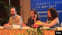 Sophie Busson, the head of Advocacy in Asia Pacific of the Reporter Without Border, middle, was a panelist at The World Press Freedom Day celebration in Jakarta, Indonesia, Thursday May 4, 2017. (Hean Socheata/VOA Khmer)