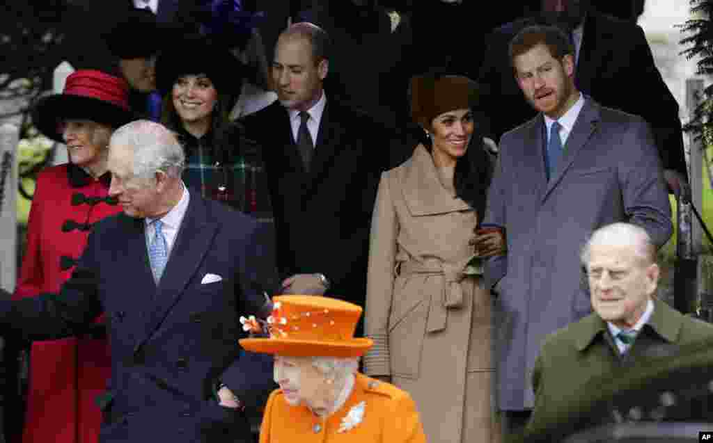 En el frente desde la izquierda: el Príncipe Carlos, la Reina Isabel II y el Príncipe Felipe. Atrás desde la izquierda: Camilla, Duquesa de Cornualles, Kate, Duquesa de Cambridge, Price William, Meghan Markle. El Príncipe Harry y su prometida a la derecha. Se van al tradicional servicio religioso de Navidad en la Iglesia de Santa María Magdalena en Sandringham, Inglaterra.