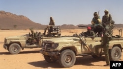 Des soldats tchadiens patrouillent dans la région du Tibesti, près de Bardai, au Tchad, le le 28 mars 1999.