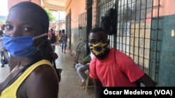 Cidadãos com máscara em São Tomé e Príncipe