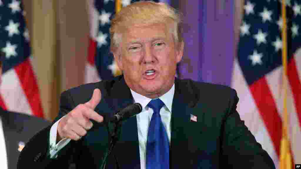 Donald Trump. républicain, félicite ses partisans de leur soutien au cours de la soirée électorale des primaires du "Super mardi" à Palm Beach, Floride., 1er mars 2016.