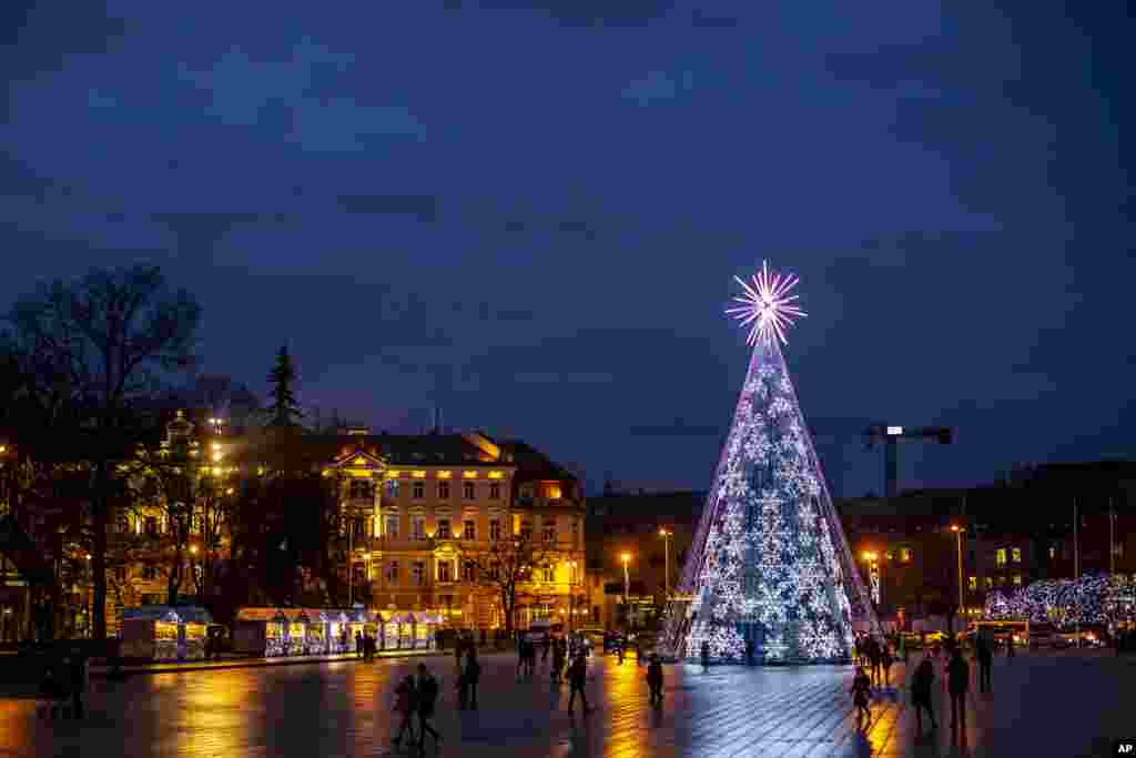 Árvore de Natal da Praça da Catedral em Vilnius, na Lituânia. 14 Dezembro 2021