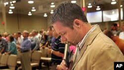 J.D. Greear, senior pastor of Summit Church in Durham, NC., prays during Sunday service at Summit Church, (File)