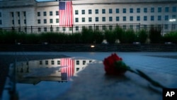 Una bandera de Estados Unidos desplegada en el Pentágono al amanecer del 11 de septiembre de 2018, en el 17 aniversario de los ataques terroristas del 11 de septiembre de 2001.