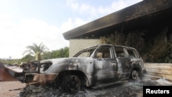 Une voiture incendiée devant le consulat américain de Benghazi