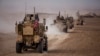 Pasukan militer AS berkonvoi dalam latihan militer gabungan di pasukan Demokratik Suriah di pinggiran wilayah Deir el-Zour, Suriah, pada 8 Desember 2021. (Foto: AP/Baderkhan Ahmad)