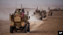 دیر الزور کے علاقے میں امریکی فوجی قافلہ سیرین ڈیموکریٹک فورسز کے ساتھ حربی مشقیں کرتے ہوئے۔ 8 دسمبر، 2021ء (فائل فوٹو)