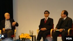Panel diskusi dengan Chen Guangcheng, dari kiri: Profesor Jerome Cohen, Chen Guangcheng dan Ira Belkin (Foto: dok). 