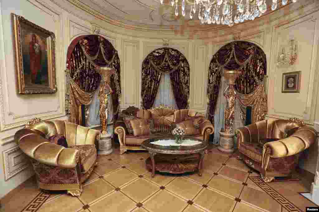 یوکرین کے سابق اٹارنی جنرل وکٹر کے محل کے اندر کا ایک منظر