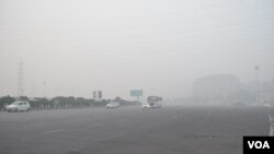Delhi has been blanketed in a grey smog as air pollution levels spike to 30 times the safe limit set by the World Health Organization. (A. Pasricha/VOA)