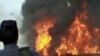 激进分子在巴基斯坦烧多辆北约油罐车