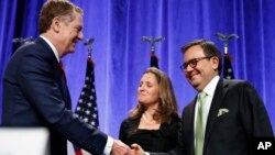 Pejabat perdagangan AS (USTR) Robert Lighthizer (kiri), Menlu Kanada Chrystia Freeland dan Menteri Ekonomi Meksiko Ildefonso Guajardo Villarreal pada pembukaan perundingan NAFTA di Washington DC (16/8). 