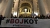 Transparent sa natpisom "Bojkot" raširen ispred ulaza u Dom Narodne skupštine Srbije, tokom 60. protesta "1 od 5 miliona", u Beogradu, 25. januara 2020. (Foto: Zoran Glavonjić, RSE)