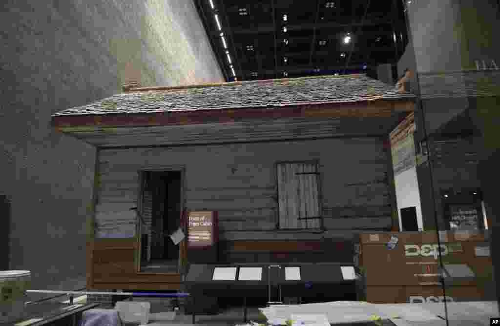 Esta cabana de escravos está patente ao público no Museu da História Afro-Americana em Washington.