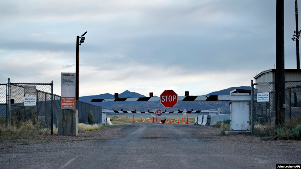 资料图：美国内华达州被称为“51区”附近的军事基地入口处警告牌上写着禁止人们擅自入内。（美联社，2019年7月22日）(photo:VOA)