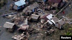 Rumah-rumah di kawasan Dolores, sebelah timur Samar, Filipina tengah, terlihat hancur terkena hantaman topan Hagupit (9/12).