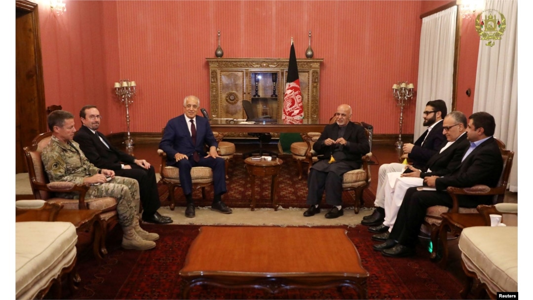 Zalmay Xalilzod Afg'oniston Prezidenti Ashraf G'ani bilan, Kobul, 2018-yil, 10-noyabr.