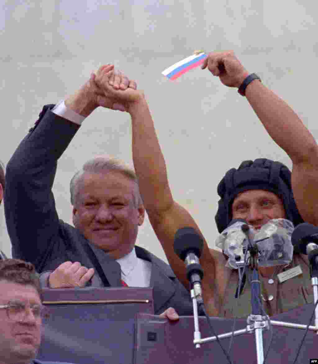Борис Ельцин на митинге 22 августа у российского парламента