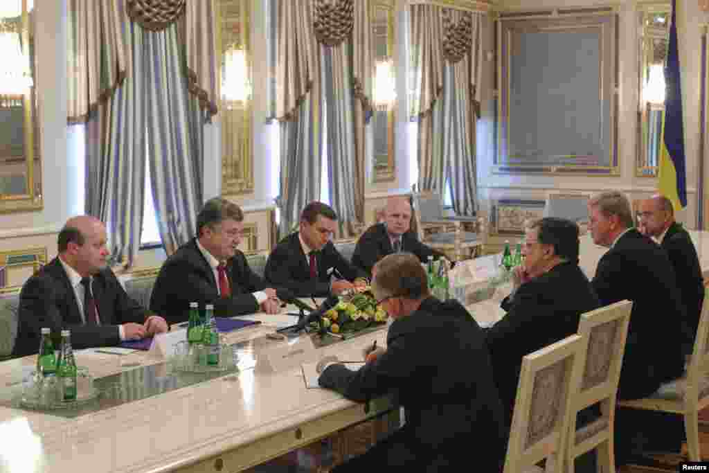 Ukrainian President Petro Poroshenko (2nd left) addresses outgoing European Commission President Jose Manuel Barroso (3rd right) during their meeting in Kyiv, Sept. 12, 2014.&nbsp;