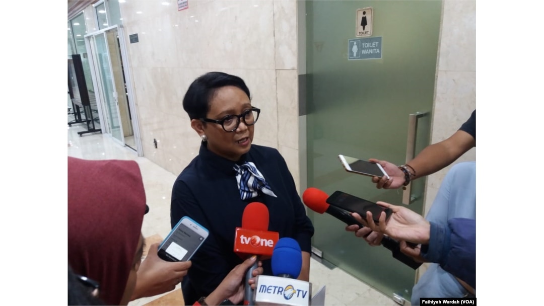 Menteri Luar Negeri Retno Marsudi memberikan keterangan kepada wartawan soal pembebasan Siti Aisyah, di gedung DPR/MPR, Senayan, Jakarta, Senin, 11 Maret 2019. (Foto: Fathiyah Wardah)