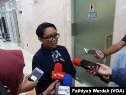 Menteri Luar Negeri Retno Marsudi memberikan keterangan kepada wartawan soal pembebasan Siti Aisyah, di gedung DPR/MPR, Senayan, Jakarta, Senin, 11 Maret 2019. (Foto: Fathiyah Wardah)