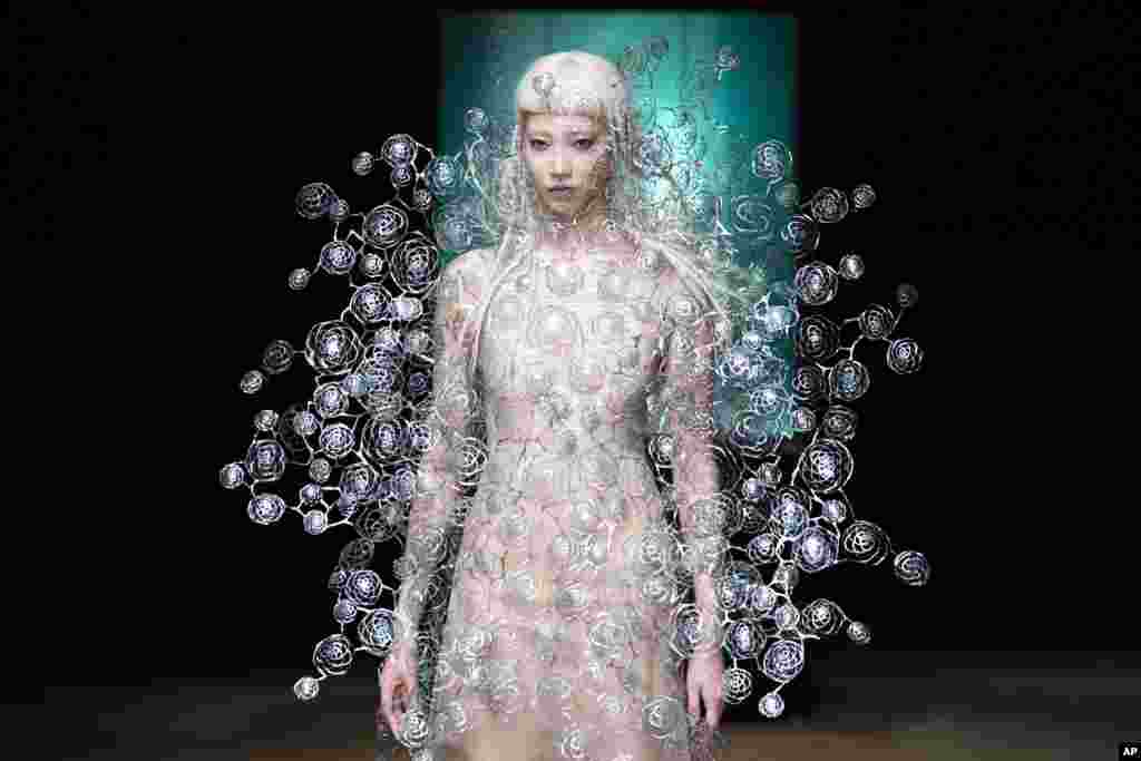 Seorang model memperagakan kostum pada ajang peragaan busana koleksi musim gugur dan musim dingin 2017/2018 Iris Van Herpen&#39;s Haute Couture di Paris, Perancis.