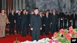 New North Korean ruler Kim Jong Un pays respects to his father and former leader Kim Jong Il, Pyongyang, Dec. 20, 2011.