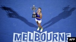 Viktorija Azarenka pozira sa peharom namenjenom pobednici prvog grand slem turnira u sezoni