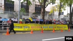 지난달 31일 ‘북한인권법 실천을 위한 단체연합’이 한국 정부 서울청사 앞에 모여 북한인권법에 대한 탈북민들의 입장을 밝히는 집회를 열었다. 