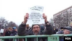 3月7日莫斯科反战集会,物理学家米哈伊尔手举标语:克里米亚属于乌克兰, 公民们(我们的)祖国处在危险之中,我们的坦克在别人的土地上(美国之音 白桦拍摄)
