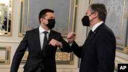 Prezidan Ukraina Volodymyr Zelensky (kiri) dan Menlu AS Antony Blinken dalam pertemuan di Kyiv, Ukraina Rabu (19/1). 