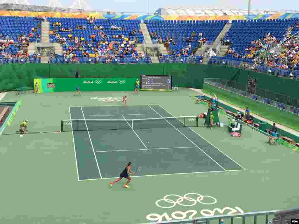There were a lot of empty seats at the women's tennis event at the Olympic Games in Rio de Janeiro, Brazil, Aug. 8, 2016. (P. Brewer/VOA)