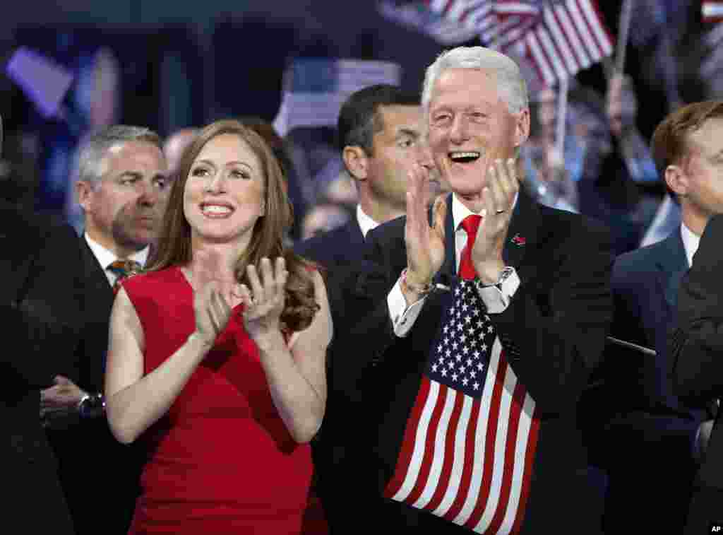 Chelsea Clinton dan mantan presiden AS Bill Clinton bertepuk tangan untuk kandidat presiden Hillary Clinton pada hari terakhir Konvensi Nasional Partai Demokrat di Philadelphia, Kamis (28/7).&nbsp;(AP/Carolyn Kaster)