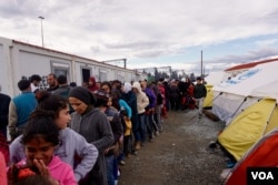 Refugees queue up for food; they can wait in line for three or four hours. (J. Dettmer/VOA)