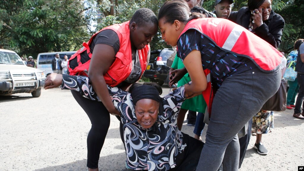 El personal de la Cruz Roja de Kenia ayuda a una mujer a reaccionar tras conocer que un miembro de su familia muriÃ³ durante el ataque terrorista el miÃ©rcoles, 16 de enero de 2019, en Nairobi, Kenia.