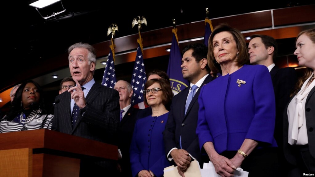 El representante Richard Neal junto a la líder de la Cámara de Representantes, Nancy Pelosi, en una fotografía de archivo tomada el 10 de diciembre de 2019 (Foto: Reuters/Yuri Gripas)